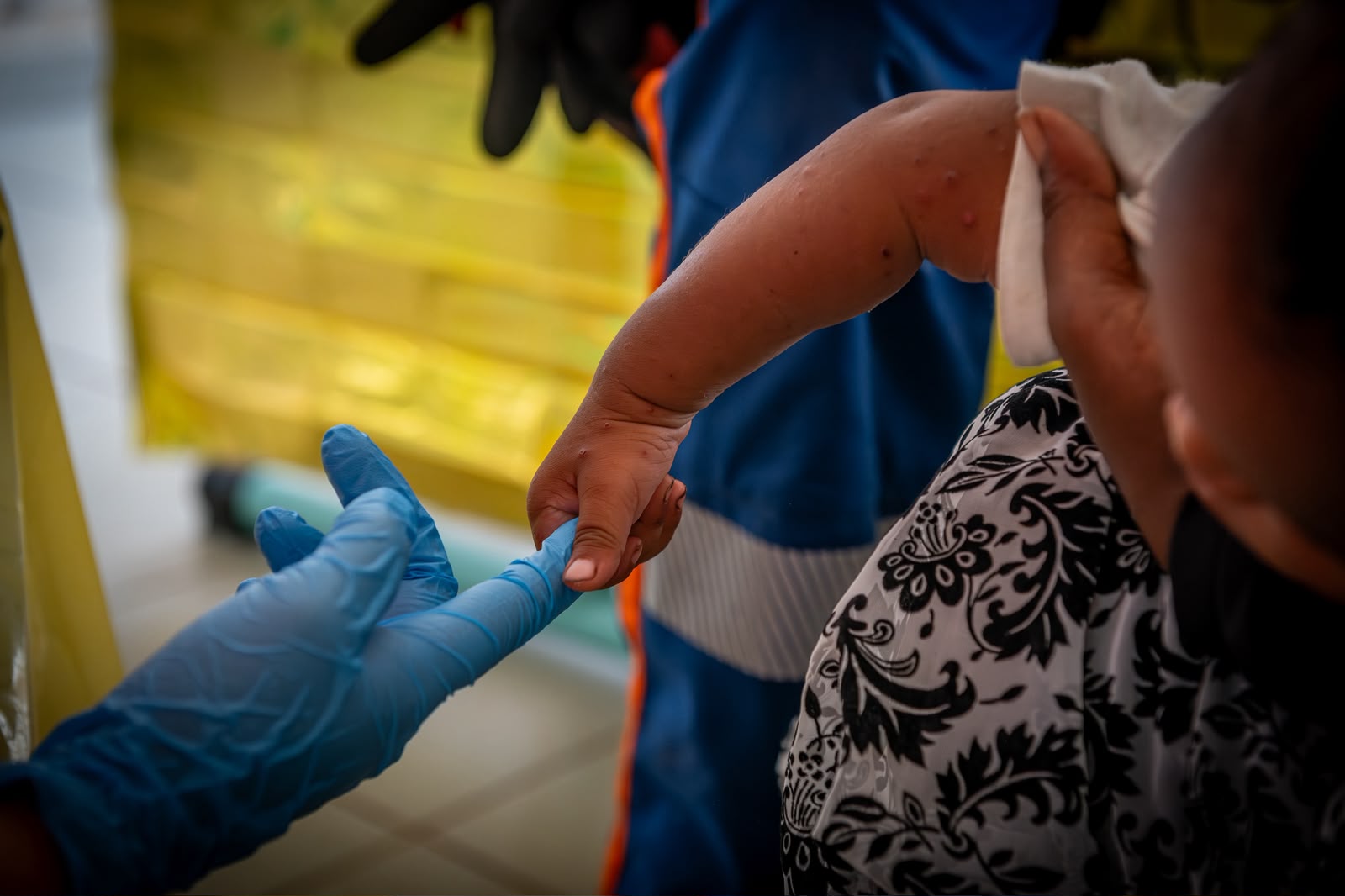 Un soignant de la Protection Civile Santé Mayotte prend soin d'un jeune enfant.