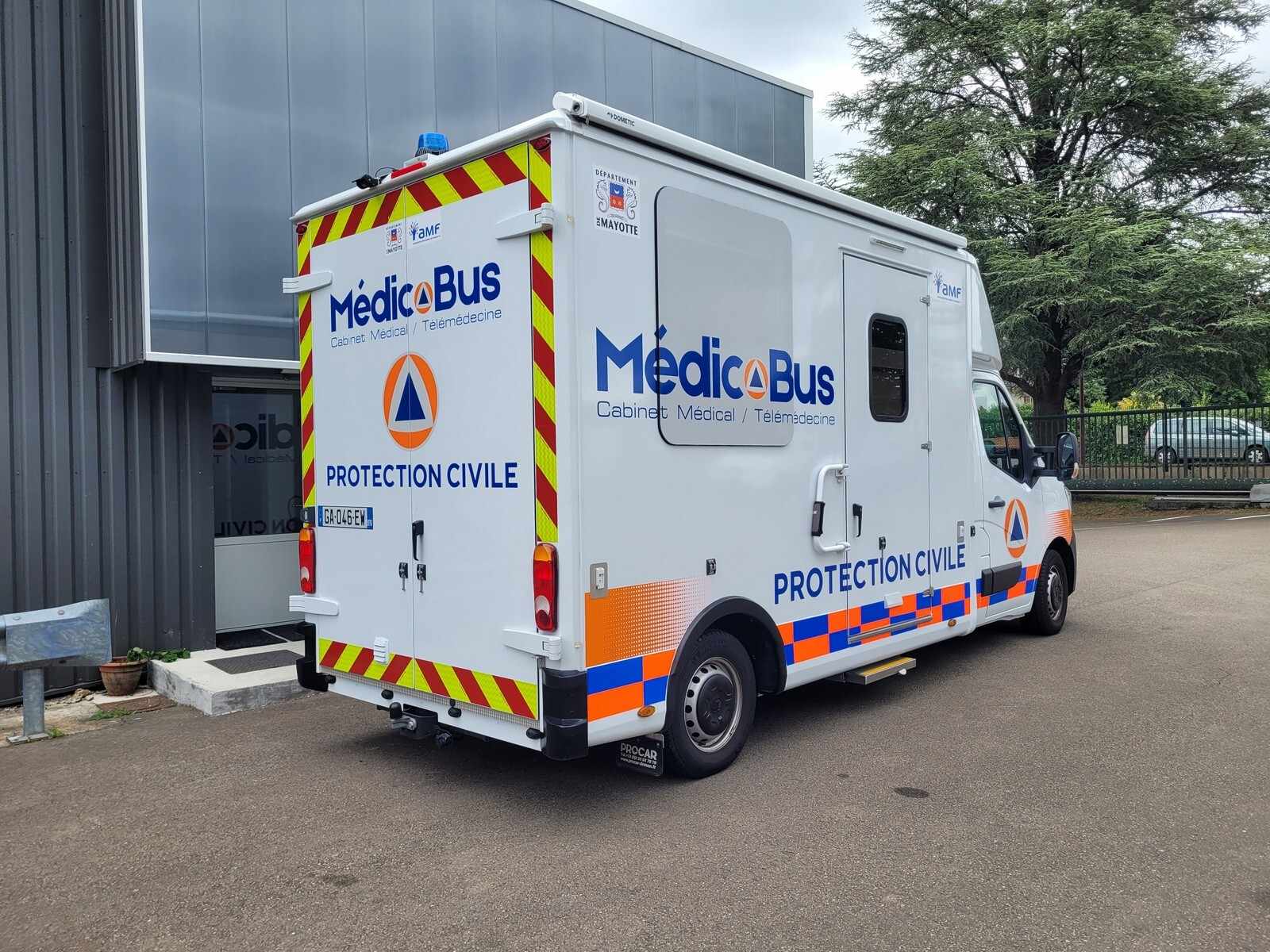 Le Médicobus de la Protection Civile : un utilitaire blanc aménagé en cabinet médical, portant le logo de la Protection Civile et la mention « MédicoBus — cabinet médical et télémédecine ».